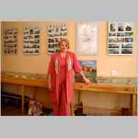 905-1095 Sonderfahrt nach Tapiau im Juni 2003. Die Leiterin des Lovis Corinth Museums, Frau Mischejewa vor ihren Schaetzen..jpg